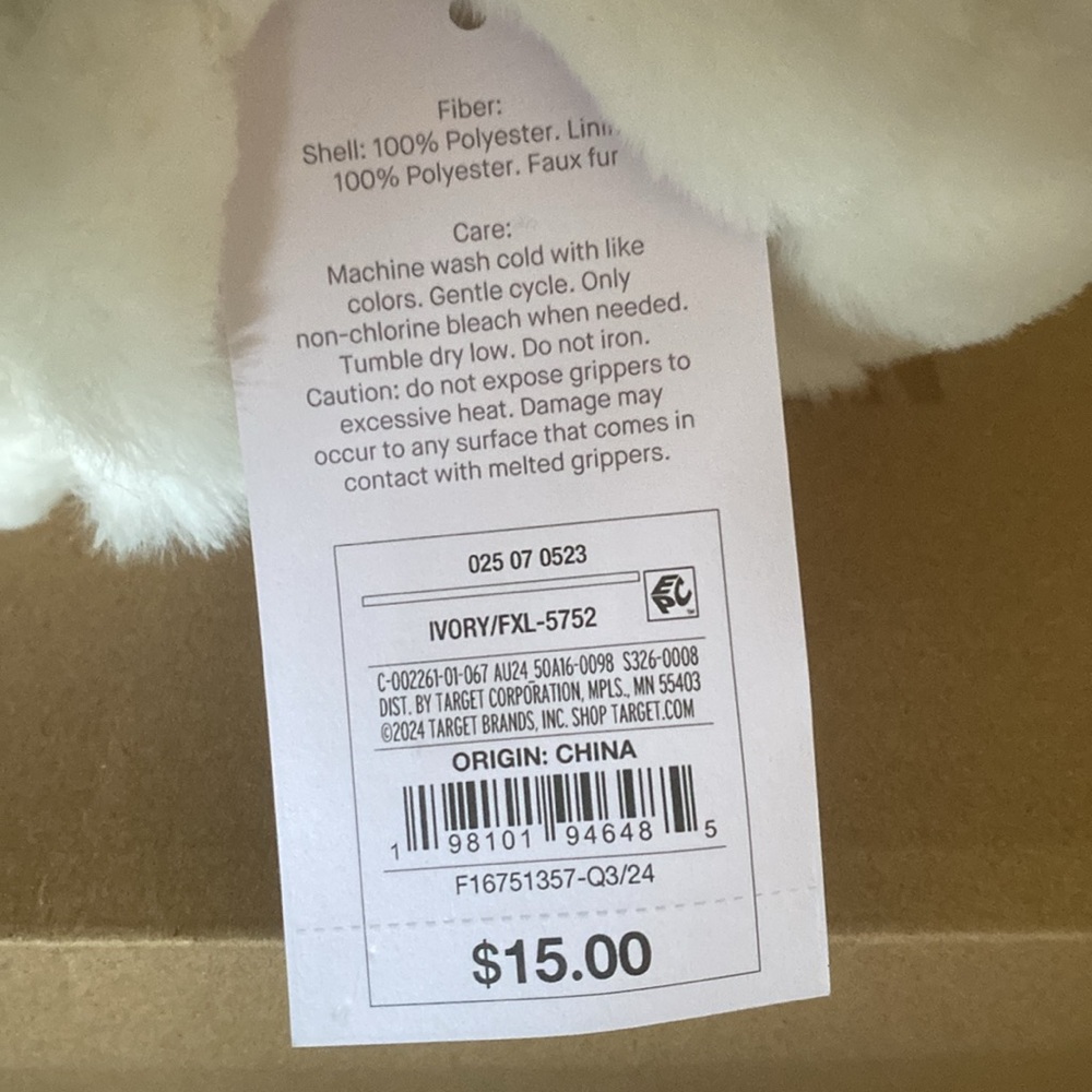 NWT Auden White Cream Plush Slippers - Picture 3 of 6